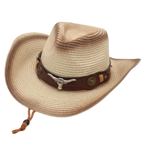 Chapeau de cowboy en paille beige avec décoration tête de taureau et jugulaire