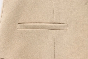 Dettaglio macro della trama del tessuto beige e della cucitura della tasca a filetto