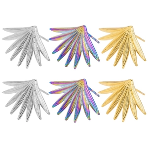 Dettaglio macro di orecchini a foglia di palma in acciaio argento, oro e iridescente