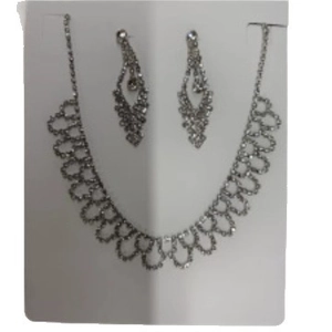 Elegantes silbernes Schmuckset mit Kristallkette und Tropfenohrringen auf weißer Displaykarte