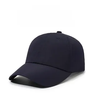 Vista dettagliata di un cappellino da baseball in cotone blu navy di alta qualità regolabile