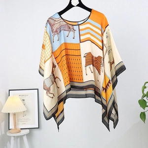 Detail eines Seidenschals mit Reitsport-Druck und geometrischem Muster in Vintage-Stil