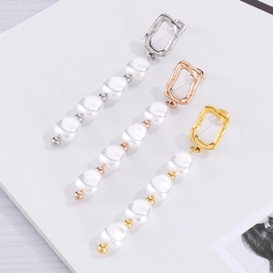 Trois longues boucles d'oreilles perles géométriques en argent, or rose et or