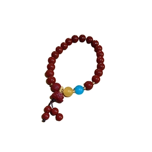 Élégant bracelet en perles de cinabre rouge avec pendentif lotus et petits intercalaires dorés