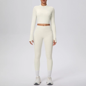 Détail de l'ensemble de yoga crème avec veste zippée, passe-pouces et legging taille haute