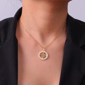 Makroaufnahme von Hexenknoten Anhänger mit Kristallen am Hals für elegantes Styling