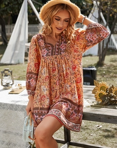 Détail du col en V et de l'imprimé floral bohème sur une robe d'été de vacances