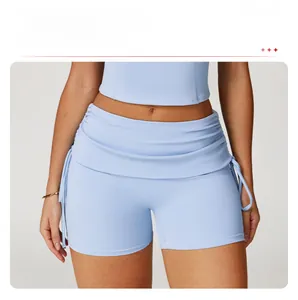 Detailansicht hellblauer Yoga-Shorts mit umklappbarem Bund und seitlichem Kordelzug-Design