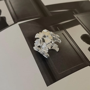 Minimalistischer S925 Sterling Silber Ginkgoblatt Ring auf Modezeitschriften Hintergrund
