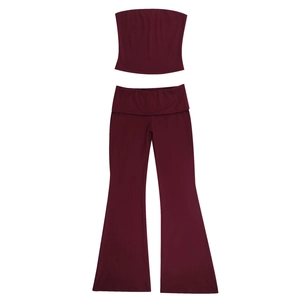 Ensemble haut bustier rouge foncé et pantalon évasé ajusté en maille extensible