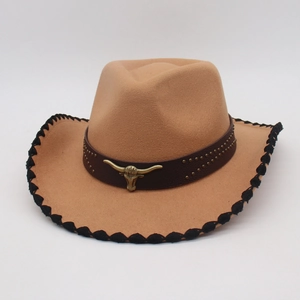 Sombrero de vaquero vintage en fieltro con emblema de cabeza de toro dorada y tachuelas
