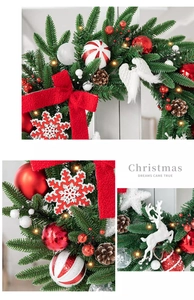 Détails d'une couronne de Noël avec nœud rouge, renne blanc et lumières LED chaudes