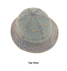 Vue de dessus du bob en denim bleu avec surpiqûres orange et œillets d'aération