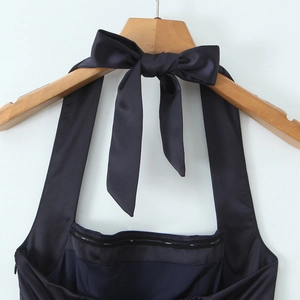 Robe dos nu sexy en satin noir avec nœud élégant au dos et silhouette bouffante chic