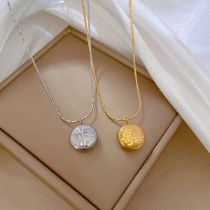 Collier minimaliste en acier titane avec pendentifs ronds Fu Xi en or et argent