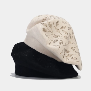 Damen Strickbarett Set in Creme und Schwarz mit eleganten Strassstein-Blattmustern verziert