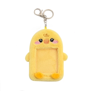 Détail du porte-carte canard en peluche jaune avec fenêtre ID et porte-clés en métal