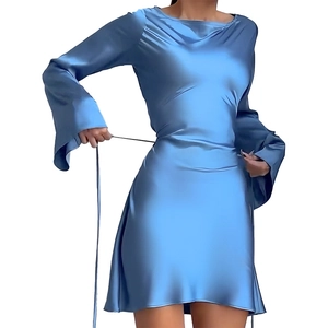 Détail de la robe courte en satin bleu montrant le cordon de serrage et la texture