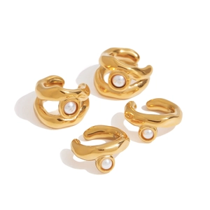 Set di 4 ear cuff dorati irregolari con perle bianche su sfondo bianco neutro