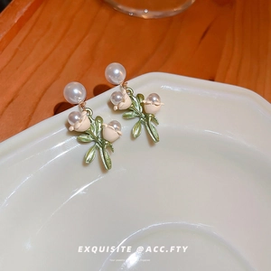 Élégantes boucles d'oreilles muguet avec perles d'imitation sur plat céramique