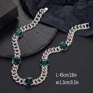 Collana a catena cubana argentata con pietre verdi taglio smeraldo e strass