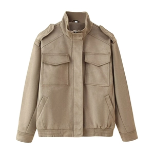Giacca in pelle scamosciata kaki con colletto alla coreana e tasche con patta su sfondo bianco