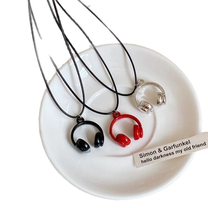 Colliers pendentifs casque créatifs en noir, rouge et argent pour femmes modernes