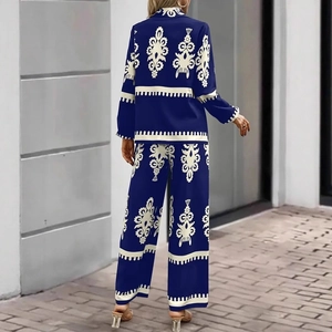 Vue arrière de l'ensemble chemise et pantalon large avec imprimé totem blanc