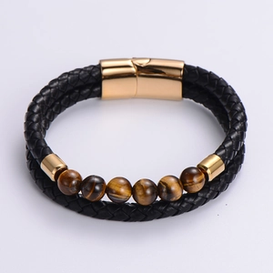 Detalle de pulsera de cuero trenzado de doble capa con cuentas ojo de tigre y cierre dorado