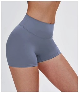 Dettaglio dei pantaloncini da yoga blu opaco a vita alta con vestibilità modellante