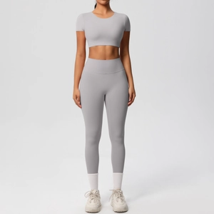 Gros plan sur le tissu en nylon brossé gris clair de cet ensemble de yoga deux pièces