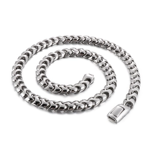Collier chaîne de quille en acier inoxydable poli argent sur fond blanc