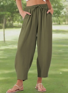 Détail de la taille à cordon olive et de la texture des poches sur ce pantalon casual