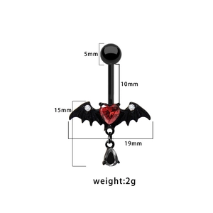 Détail du piercing nombril chauve-souris avec cœur rouge et mesures de taille en mm