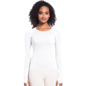 Dettaglio maglia sportiva bianca a maniche lunghe con fori per i pollici e raglan