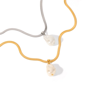 Pendentif perle baroque sur chaîne serpent en acier inoxydable doré et argenté