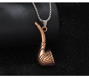 Détail du pendentif pipe en bronze rétro sur chaîne argentée et cuir noir texturé