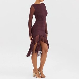 Détail des manches en tulle bordeaux et de l'ourlet asymétrique à volants sur la robe