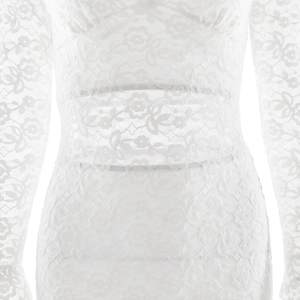 Vue détaillée de la dentelle florale blanche et de la découpe à la taille de la robe