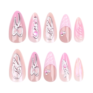 Faux ongles 3D dégradé rose avec nœuds argentés, perles et cristaux, forme amande