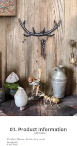 Detailopname van de vintage gietijzeren gewei wandhaak op een rustieke houten muur