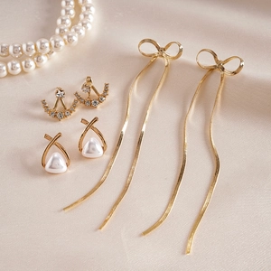 Six-piece set of elegant rhinestone and pearl earrings with bow tassel and crown studs