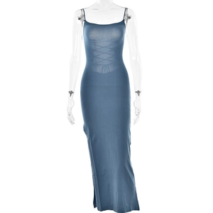 Détail d'une robe longue bleue dos nu avec des bretelles croisées réglables au dos