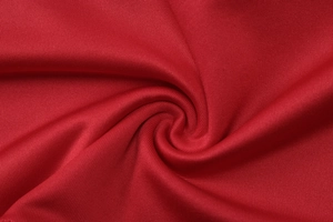 Détail du tissu en maille rouge montrant la haute élasticité et la texture du filet