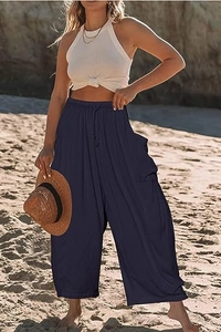 Détail du pantalon harem en coton bleu marine avec taille élastique à cordon et poches