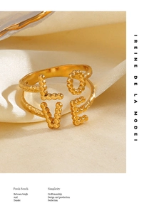 Vista macro dell'anello LOVE placcato oro 18K con texture a perline e fascia regolabile