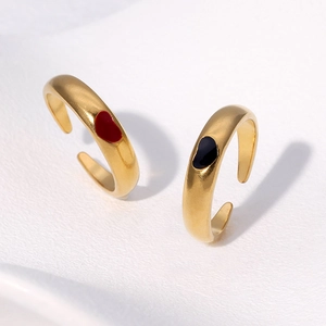 Vue macro de bagues coeur dorées avec émail rouge et noir dans un design ouvert