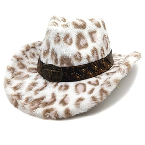 Détail du chapeau de cow-boy en fausse fourrure léopard avec boucle en métal et cuir