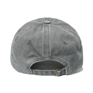 Gros plan d'une casquette vintage grise avec boucle métallique réglable à l'arrière