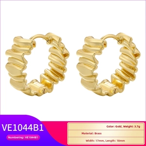 Detail view of 18mm wavy gold hoop earrings in brass showing 3.7g weight and 17mm size